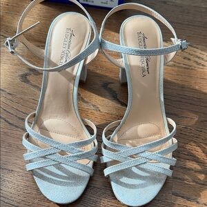 Badgley Mischka Women's Silver Strappy sandal Heels sz 6